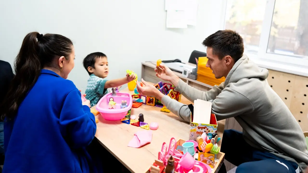 Звёзды мирового тенниса Карен Хачанов и Фабиан Марожан посетили аутизм-центр в Алматы