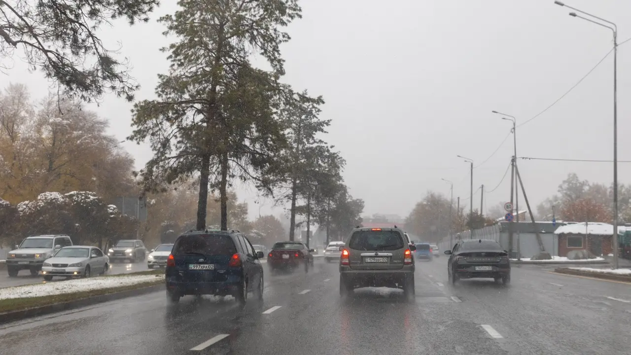 Безопасные и универсальные: впервые в Казахстане разработали стандарт материалов против гололёда в условиях города