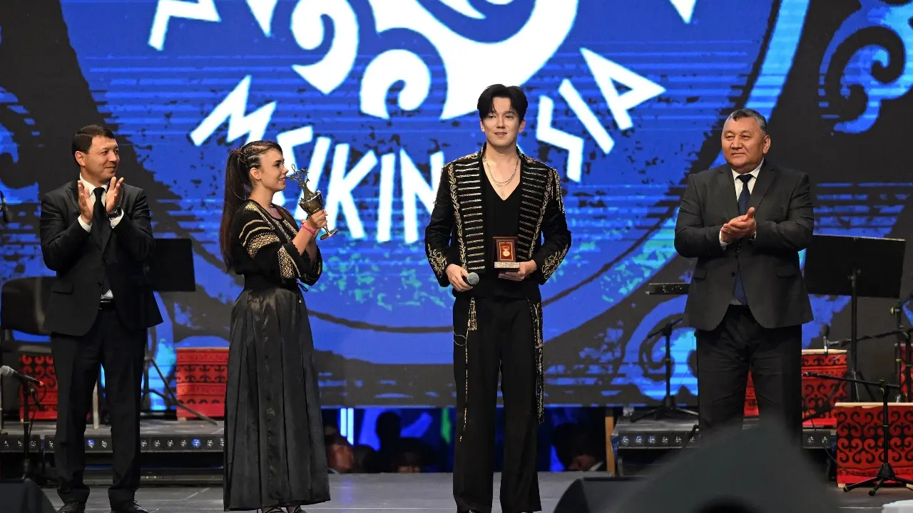 Димаш Кудайберген стал народным артистом Кыргызстана / Фото с сайта президента КР