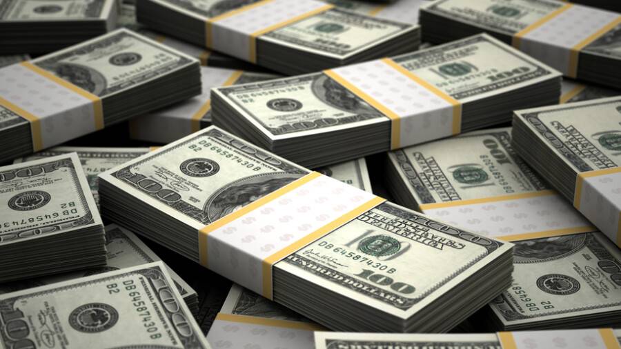 Доллар подешевел на бирже перед выходными