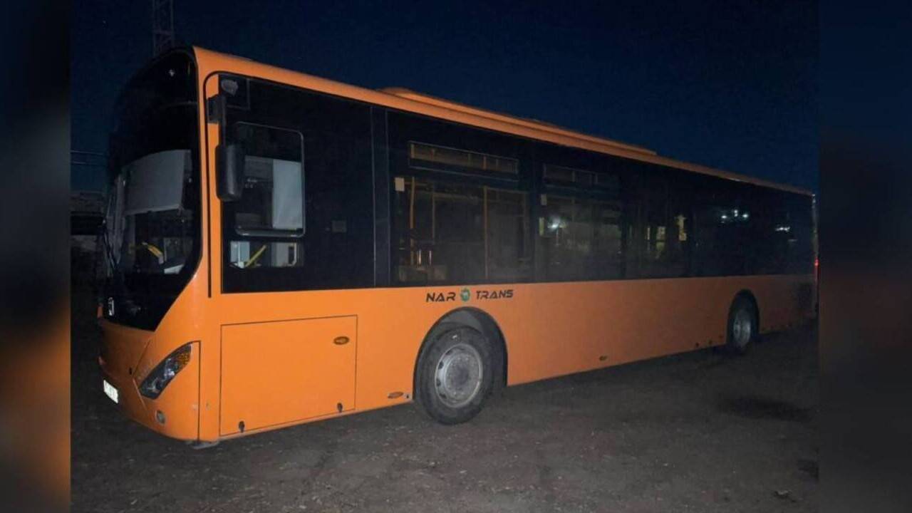 Автобус сбил женщину на остановке в Экибастузе