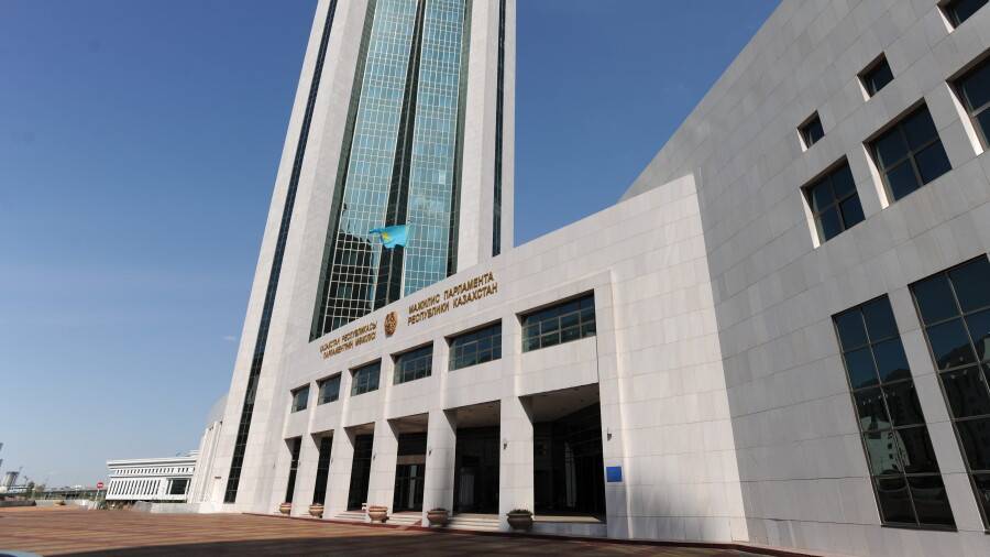 Мажилис одобрил законопроект, закрепляющий механизм обеспечения военнослужащих жильём