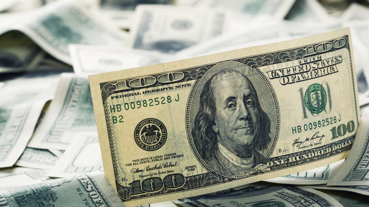 Курс доллара на бирже и в обменниках снизился к тенге перед выходными