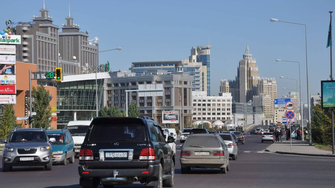 В Астане ограничили движение автомобилей и пешеходов на время учений