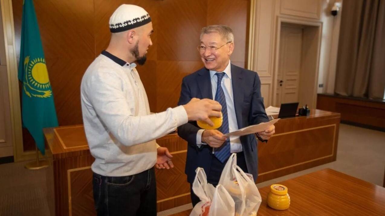 Предприниматель подарил Даниалу Ахметову мёд. Как аким распорядился подарком