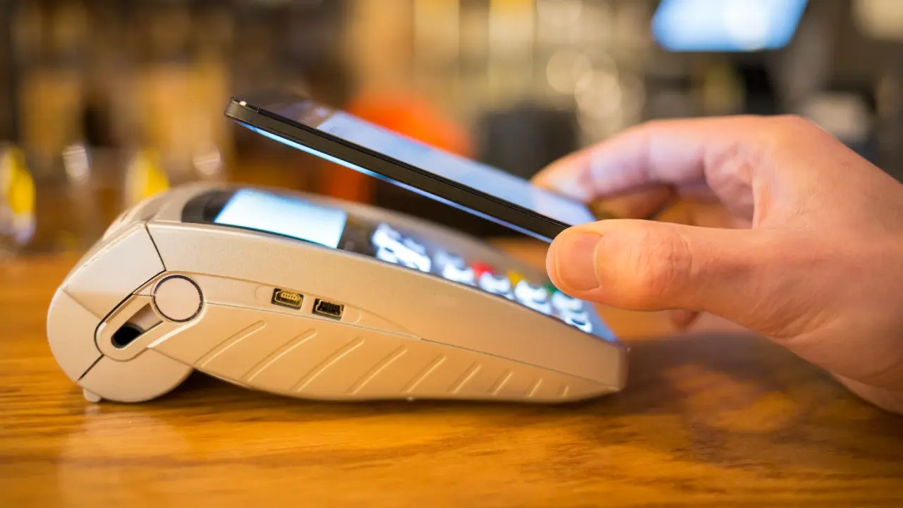 Платежи через единый QR-код запустили в Казахстане, но пока ими могут пользоваться не все