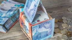 Что делать казахстанцам: брать кредиты или откладывать на будущее?