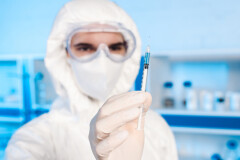 Смерть 13 человек, участвовавших в испытаниях вакцины против Covid-19, не вызвана прививкой