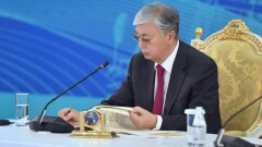 Токаев подписал поправки, позволяющие маслихатам выражать недоверие акиму