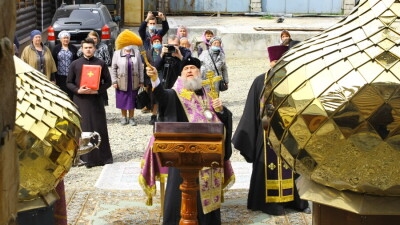 В преддверии Страстной недели в храме Рождества Пресвятой Богородицы под Алматы освятили крест и купол