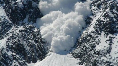 В горах Алматы сошла лавина, под завалами ищут людей