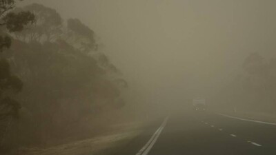 Пыльная буря снова бушует в Мангистау, дороги закрывают для движения авто