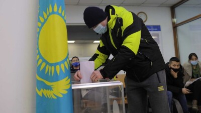 В Алматы избирателю предложили проголосовать вместо него. Наблюдатели проверяют информацию