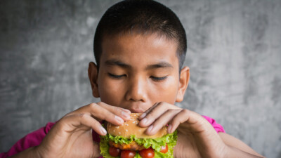 В Казахстане каждый пятый ребёнок девяти лет страдает ожирением. Что показало исследование о питании детей