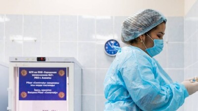 "Аннулировать и привить заново". Данные шымкентцев ошибочно внесли в паспорта вакцинации