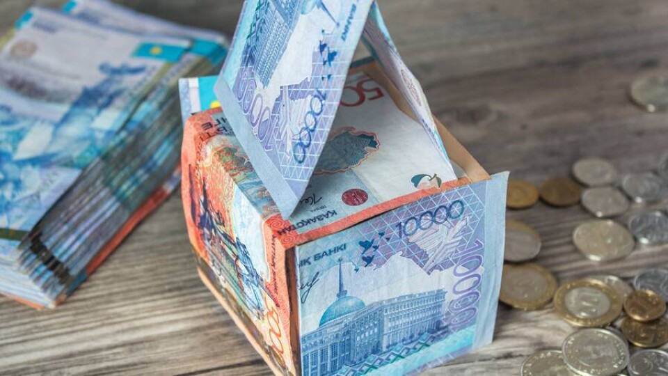 Что делать казахстанцам: брать кредиты или откладывать на будущее?