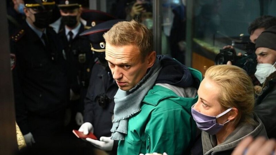 Алексея Навального задержали прямо на паспортном контроле, не дав пересечь границу России и отобрав паспорт / Фото Getty Images