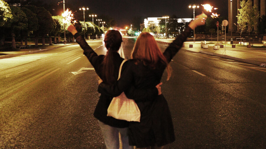 Девушки празднуют снятие режима чрезвычайного положения в Алматы. Фото Алмаза Толеке