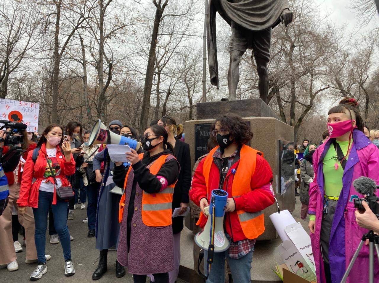 Чел заехал в митинг феминисток. Парад феминисток в Алматы. Митинг феминисток в Алматы.