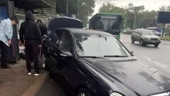 Легковушка въехала в автобусную остановку в Алматы, пострадали семь человек