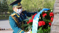 В День Победы казахстанские военнослужащие возложили цветы к монументам