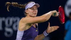 Уимблдон: Елена Рыбакина вышла во второй раунд, в двух сетах обыграв Кристину Младенович