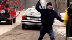 Полиция Алматы ищет водителя, который напал на пожилого человека с дубинкой