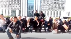 "О, мой хан". Туркестанские сельчане устроили перформанс на встрече с акимом