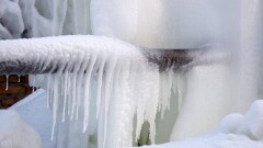 В Алматы на улице Ауэзова прорвало водопровод. На перекрёстке образовался гололёд