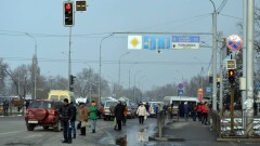 В Алматы будут бороться с нарушителями, выходящими на проезжую часть, чтобы поймать такси