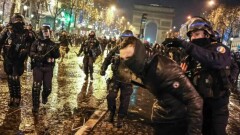 Во Франции полиция разогнала толпу расстроенных фанатов после поражения в финале ЧМ
