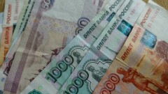 Курс рубля на бирже приближается к его стоимости в обменниках