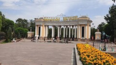 Незаконную парковку организовали возле Парка Горького в Алматы