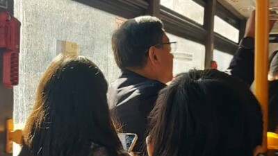 Аким Алматы рассказал, как прокатился на автобусе по BRT