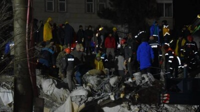 Число жертв землетрясения в Турции приблизилось к 3000