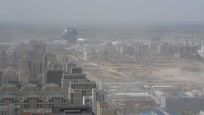 "Помутнение атмосферы". Метеорологи объяснили странный запах и смог в Астане