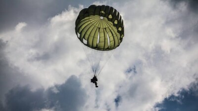 Военнослужащий погиб во время тренировочных прыжков с парашютом в Алматинской области