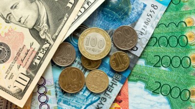 До какой отметки упал курс доллара в обменниках?