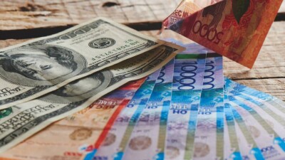 Курс доллара на бирже снизился на четыре тенге