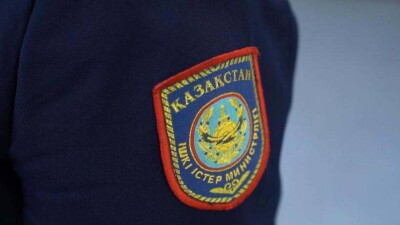 Полицейскому в Атырау вручили медаль за отказ от взятки в 500 рублей