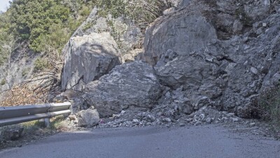 Камнепад обрушился на автобус в Китае: погибли шесть человек