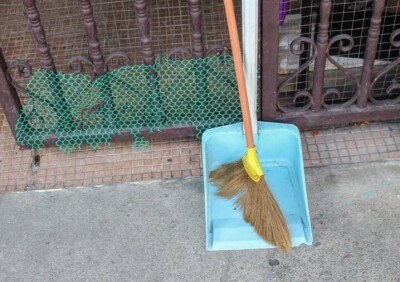 Замакима Семея, который отправил учителей подметать улицы, наказали