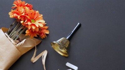 Можно ли дарить цветы учителям? Ответ Минобразования