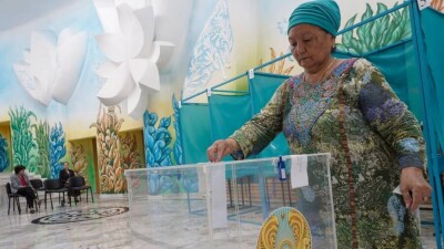 Два часа до закрытия участков референдума: сколько казахстанцев проголосовало