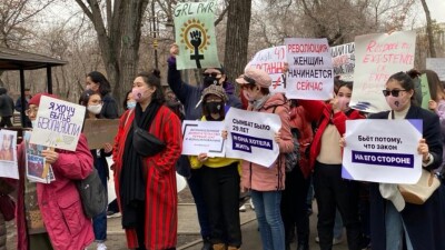 "Сам стирай свои носки". В Алматы 8 марта прошёл митинг за права женщин