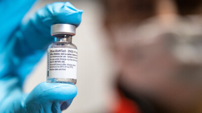 Вакцину Pfizer разрешили перевозить и хранить в обычных морозильных камерах