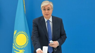 Токаев проголосовал на выборах депутата мажилиса от АНК 