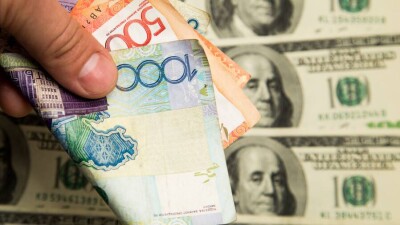 Курс доллара продолжает расти на бирже