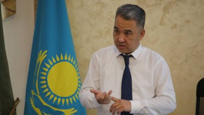 Аким Караганды показал рабочим, как правильно укладывать брусчатку