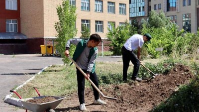 В Нур-Султане молодых людей от 14 лет приглашают на оплачиваемую работу по озеленению города
